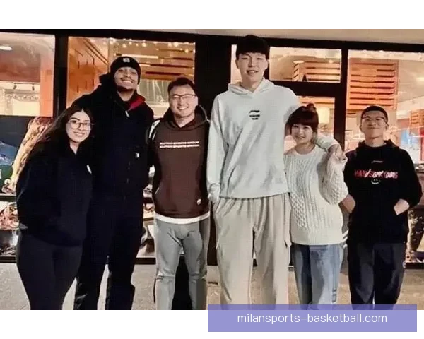 杨瀚森女友抱利拉德儿子转圈圈晒合影 幸遇你开心不已